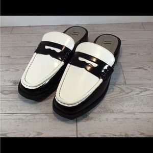 Women Worthington Destin Size 5M Mules/ Slip On Penny Loafers Black & White